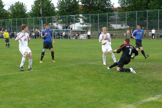 Tobi leist im Strafraum des VfB