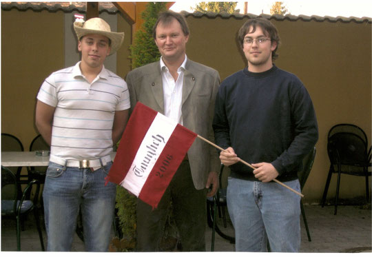 Jahrgang 1988: Christoph Üblauer und Lukas Wagner mit Ortsvosteher Franz Bogner