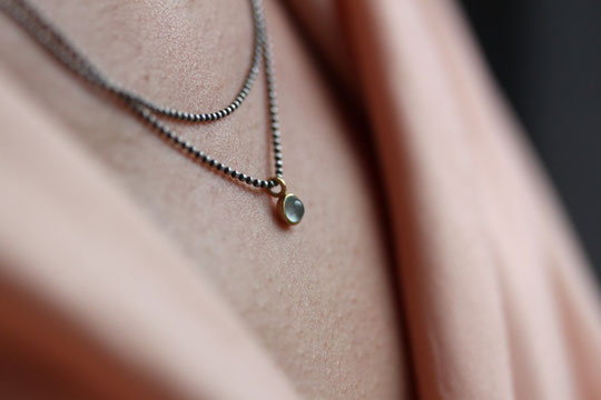 lokal handgefertigter Anhänger aus recyceltem Silber von der Schmuckwerksatt aus Freiburg für nachhaltigen Schmuck 