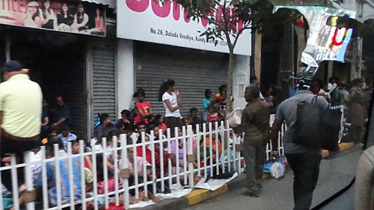 In den Straßen von Kandy vor dem Perahera- Fest