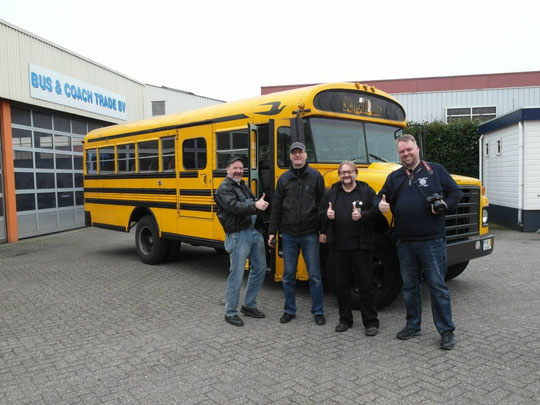 Die Stammtischcrew bei der Abholung
