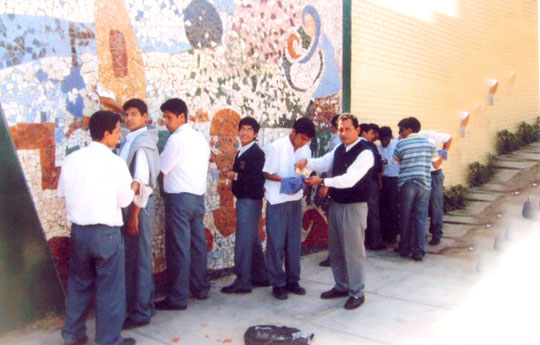 Construyendo con los estudiantes de la promociòn 2010 un mosaico. Colegio "Santo Toribio de Mogrovejo" de Chiclayo