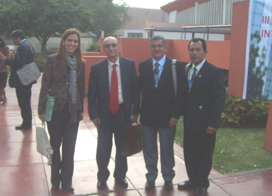 Con la Directora de la Escuela de Capacitaciòn Pedagògica Rocìo Chirinos Montalbetti y el Doctor Josè Bernardo Carrasco Pionero de la Educaciòn personalizada en el Perù. Colegio Santa Marìa Reyna.Lima setiembre del 2009