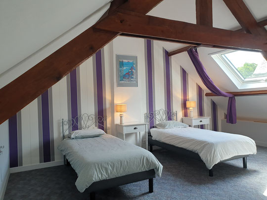 chambre à l'étage 2 lits de 90cm . couleur des murs violet , blanc et gris. grand tableau abstrait
