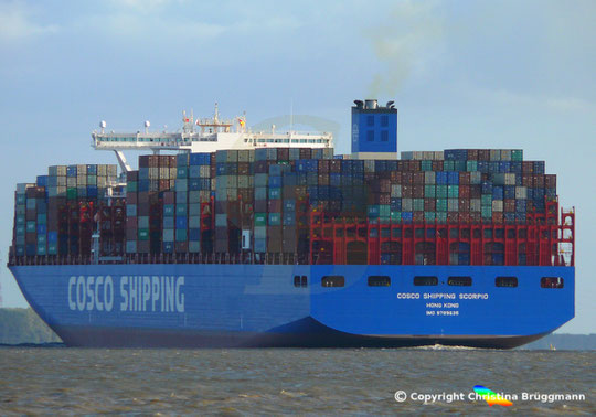 Containerschiff COSCO SHIPPING SCORPIO passiert auf der Jungfernreise die Elbe , 28.09.2018
