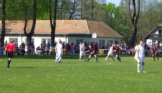 Die SV-Abwehr erwartet einen Lok Freistoss