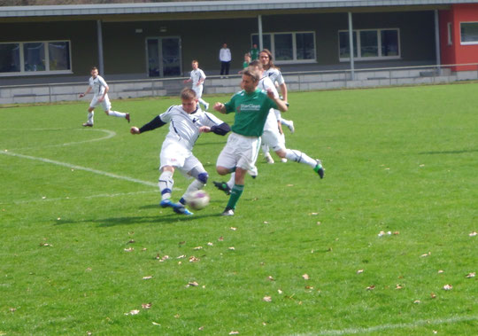 Enrico Hausmann (l.) eher am Ball als der Gegner