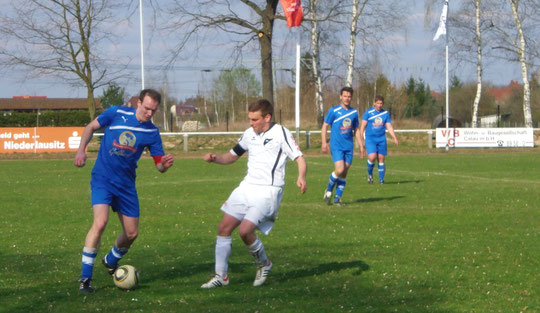 Robert Thoran (r.) gegen Golßen´s Kapitän (l.)