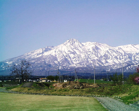 The figure of a black Prancer on Mt. Myoko in early spring