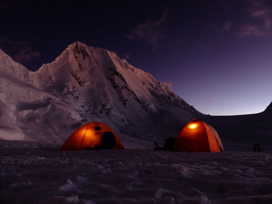 Abendstimmung im Hochlager mit Quitaraju im Hintergrund