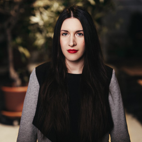 Julia ist in Frankfurt am Main geboren und aufgewachsen. Von dort zog sie in die Schweiz, um Modedesign zu studieren. Mittlerweile lebt sie in Berlin.