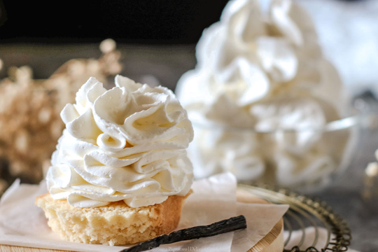Creme Chantilly alla vaniglia - panna montata francese - dolce tipico  - Francia - pasticceria - ricetta
