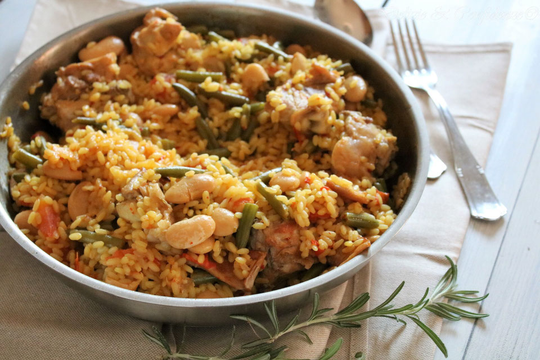 paella valenciana piatto tipico di Valencia Spagna a base di riso pollo gamberi pesce verdure ricetta tipica