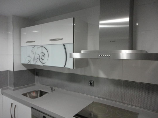 Cocina blanca y gris martos cocinas jaen Imagenes de cocinas gris y blanca