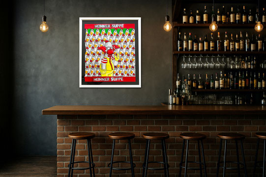 Divo Santino Kunstwerk HÜHNER-SUPPE in einer stilvollen Bar-Atmosphäre mit dunkler Ziegelwand.