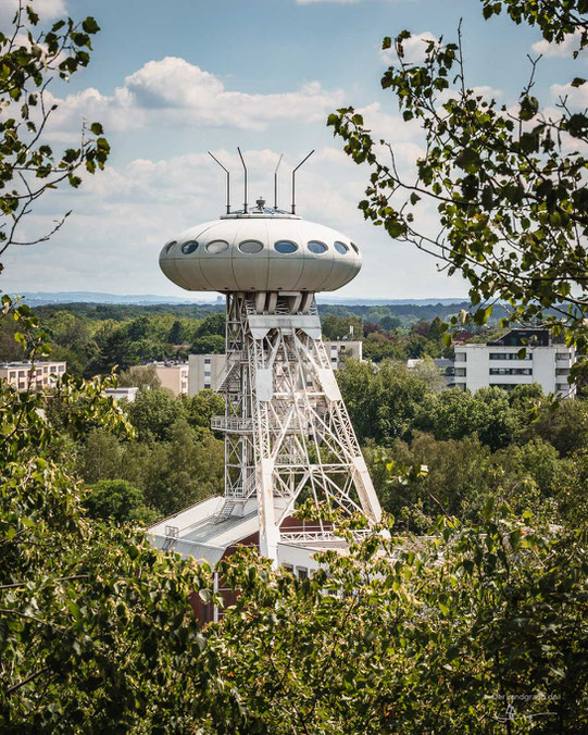Der Förderturm der stillgelegten Zeche Minister Achenbach in Lünen wurde vom Designer Colani zum Lüntec Tower umgebaut (Colani-Ei oder auch Colani-Ufo genannt)