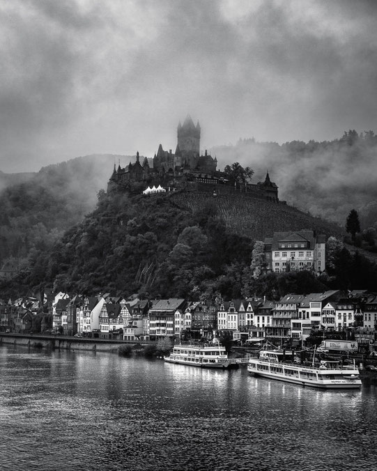 Schwarz-Weiß Foto der Reichsburg in Cochem im Nebel