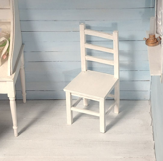 Miniatur-Stuhl aus Pappe basteln