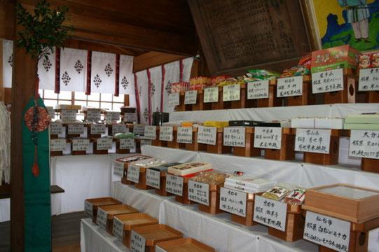 橘本神社に奉納されたたくさんのお菓子(和歌山県海南市のホームページから)