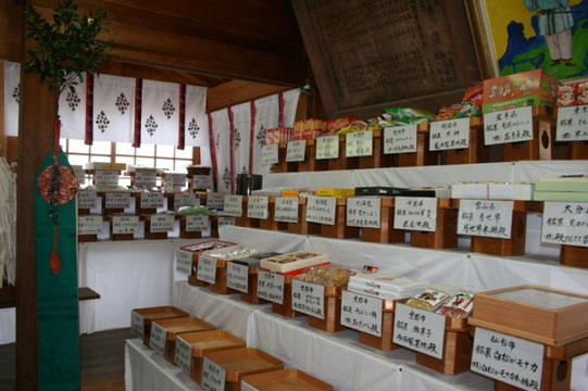 橘本神社に奉納されたたくさんのお菓子(和歌山県海南市のホームページから) 