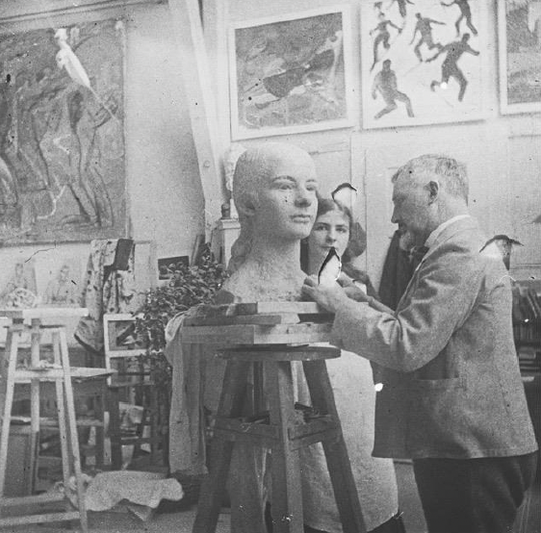 Cuno Amiet arbeitet an der Büste von Greti in seinem Atelier in Oschwand, um 1919
