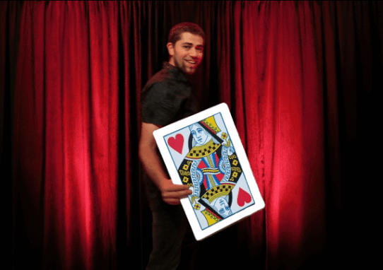 Zauberer in Augsburg Zauberkünstler in Augsburg Magic Mike mit Spielkarte