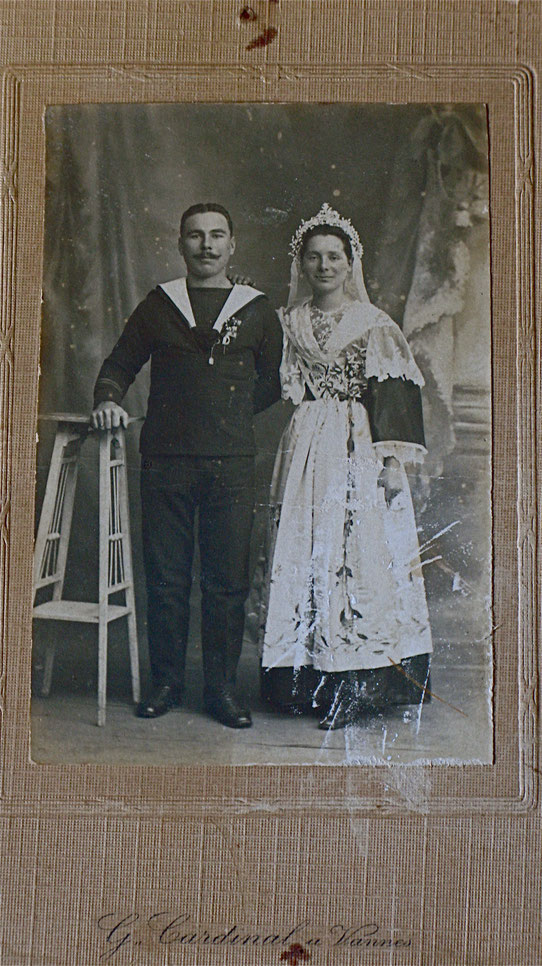 Mariage en 1920 du marin Gaston avec Lucie en costume traditionnel