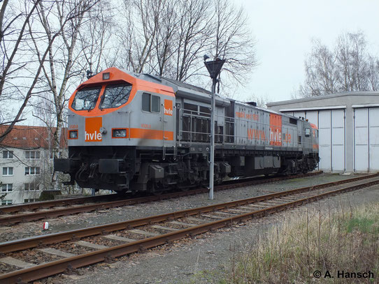 Am 23. März 2014 steht 250 009-8 (hvle V330.8) am Lokschuppen des Rangierbahnhofs Chemnitz Küchwald