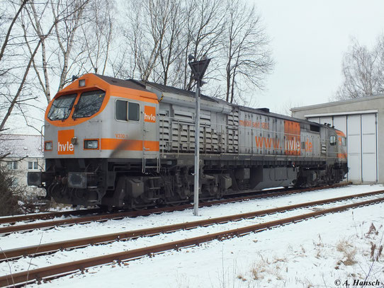 Am 20. Januar 2013 ruht sich 250 002-3 (V330.1 der Havelländischen Eisenbahn AG) vorm Lokschuppen des Güterbahnhofs Chemnitz Küchwald aus