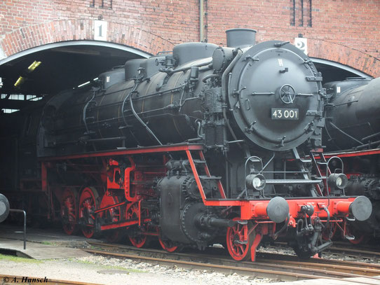 Die einzige noch existierende BR 43 ist 43 001, die man im SEM Chemnitz sehen kann. Hier steht sie am 15. September 2012 im Rundhaus 1 des Museums