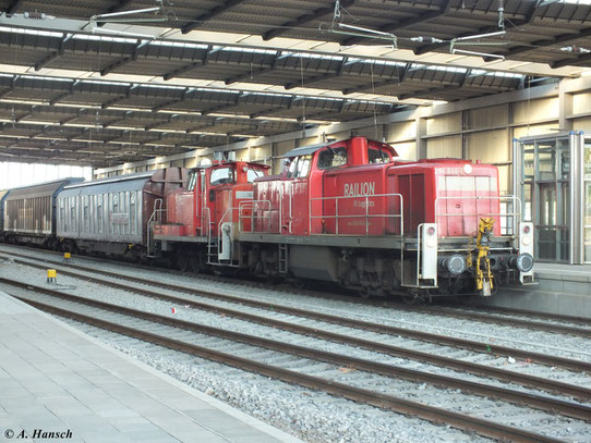 Am 13. September 2012 fährt 294 846-1 mit einem Güterzug durch Chemnitz Hbf. Mit am Haken hängt 362 388-1