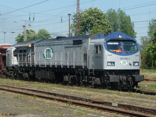 250 006-4 der ITL Eisenbahngesellschaft mbH fährt am 2. Mai 2012 mit Güterzug durch Luth. Wittenberg Hbf.