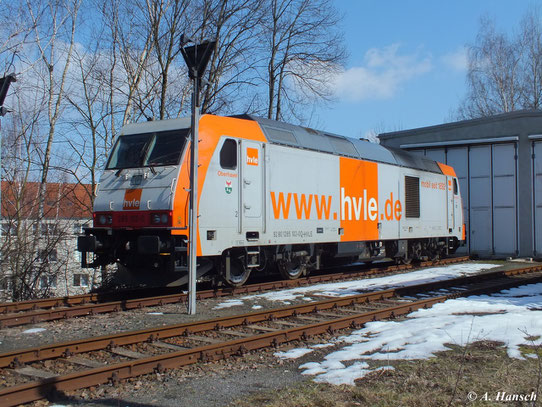 Am 7. April 2013 steht 285 102-0 der hvle vorm Lokschuppen in Chemnitz Küchwald. Am Abend wird sie den Kalkleerzug abtransportieren