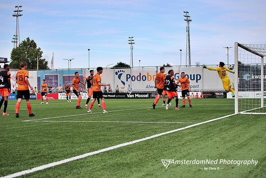 Benaissa Benamar kopt de 0-3 achter de keeper van de "RKAV"...