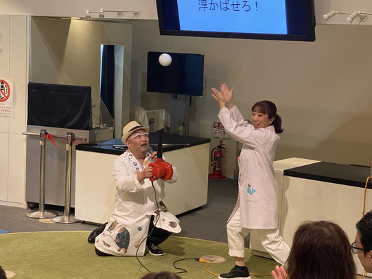 科学館の夏休みイベントで実施されたサイエンスショーの様子