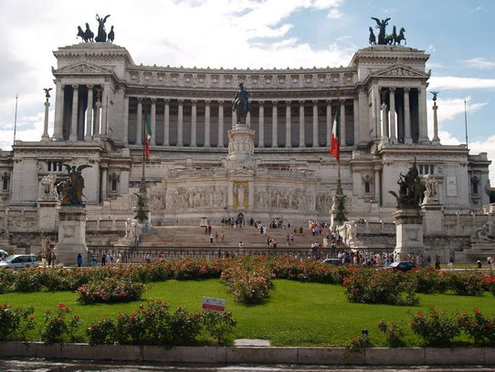 Het gebouw "Monumento Vittorio Emanuele II" vanaf het drukke Piazza Venezia. Vanaf het gebouw zelf heb je een mooi uitzicht over de stad.