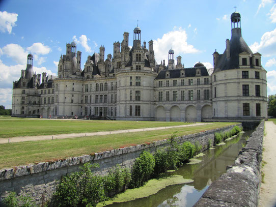 Het Chateau de Chambord is met 440 vertrekken het grootste Loirekasteel en stamt uit 1519. Het telt ook 365 schouwen, één voor iedere dag van het jaar.