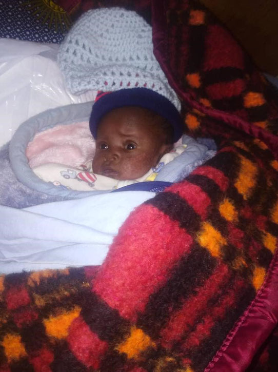 Ein kleines Baby in einem afrikanischen Waisenhaus.