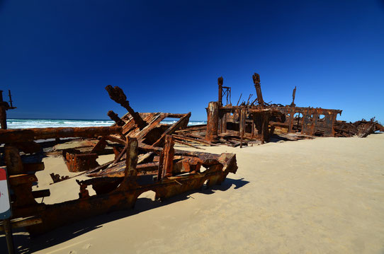 Visiter Fraser Island en Hummer !  Epave-%C3%A9chou%C3%A9e-sur-la-plage-fraser-island-copyright-trip85-com