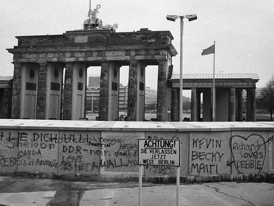 Berliner Mauer vor dem Brandenburger Tor in den 1980er Jahren (von der Westseite fotografiert)