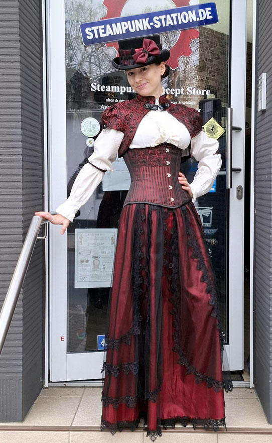 Elegantes Steampunk-Damen-Outfit für Ladys in Rot, Schwarz, Weiss mit Korsett, paseendem Bolero-Jäckchen, langem Rock und verzierten Zylinder
