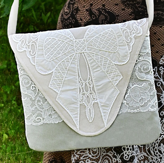 Pochette dentelle de Calais et guipure ivoire noeuds papillon, suédine gris clair sable, réglable, faite main l'Arche de Jessica