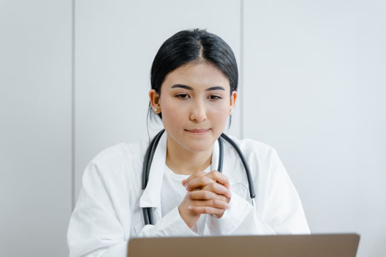 Ärzte Praxisverwaltung Praxissoftware IT Arzthelferin MFA digitalisierung mitschnitt stream medizin 2.0: Wie Digitalisierung die Gesundheitsversorgung verändert Online Seminar ärzteblatt Diskussionsrunde