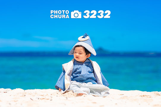 鯉のぼりのような衣装でこどもの日沖縄家族写真を撮ってるシーン