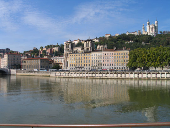 Bild: Das Vieux-Lyon vom Quai Saint-Antoine mit Blick auf die Basilika Notre Dame de Fourvière - links von der Basilika eine kleine Kapelle mit goldener Jungfrauenstatue, unten Kathedrale Saint-Jean in Lyon