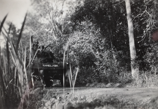 Auto-mitrailleuse Coventry MK1 en tête de convoi.