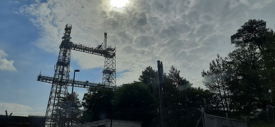 Funkmasten vor  einem wolkigen Himmel