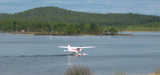 L'hydravion permet de parcourir de longues distances, en se posant sur les nombreux lacs.