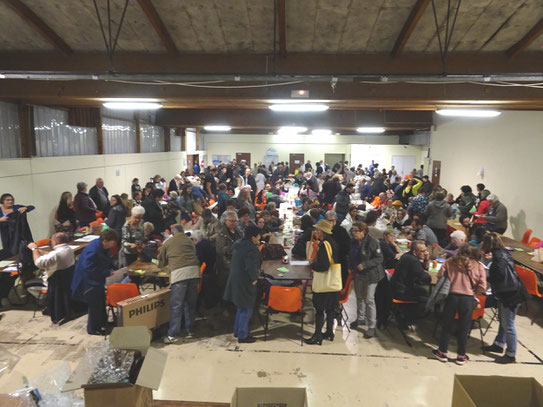 ça bouge dans la salle ! quantité de quines et cartons bien remplis ont fait le bonheur des joueurs.