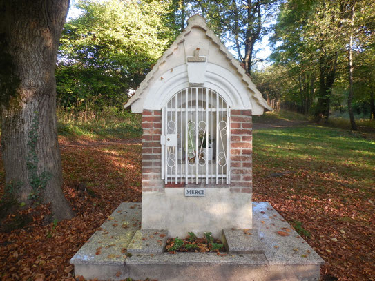 interrogation : pourquoi cette petite chapelle seule dans cet endroit boisé
